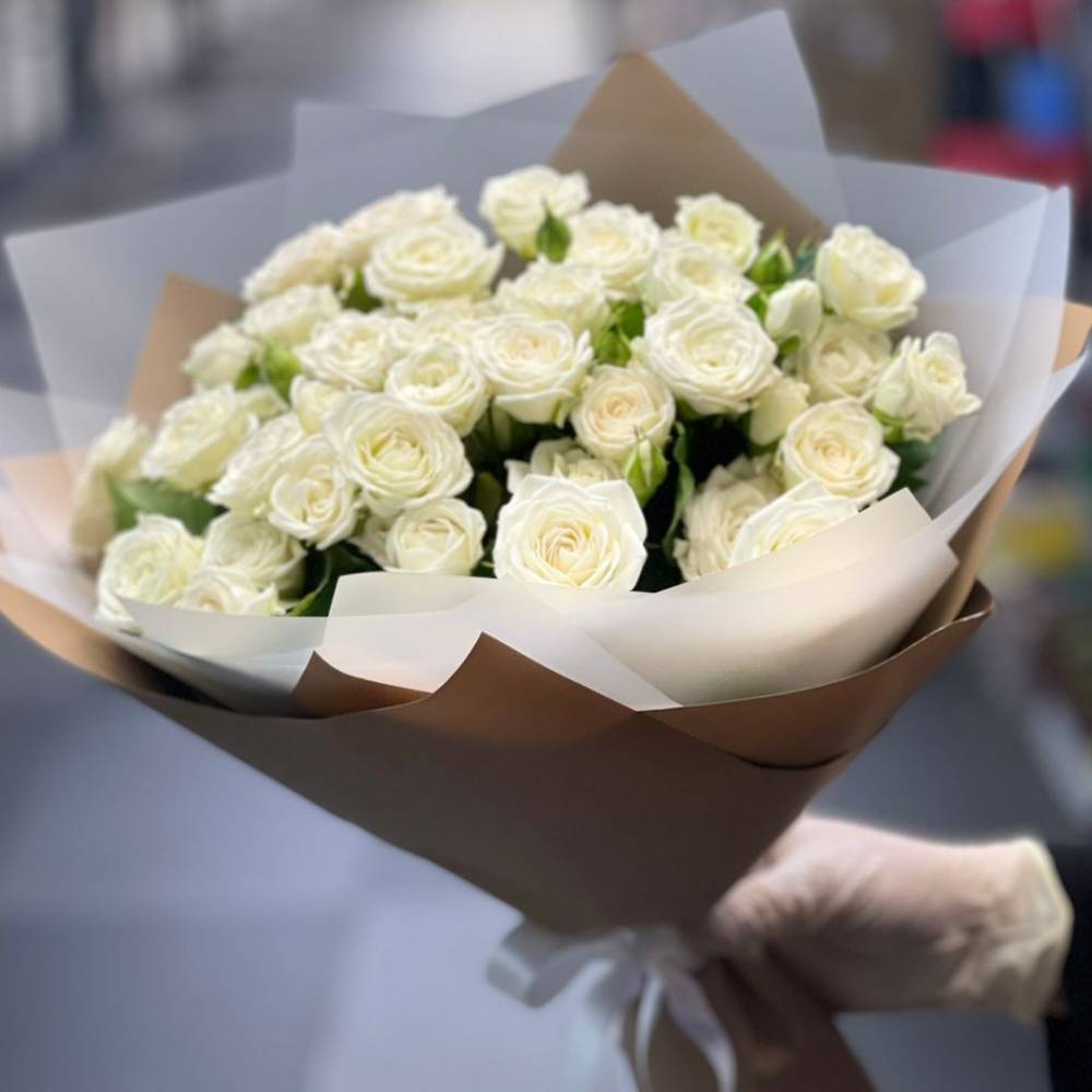 Купить Букет 11 веток кустовой белой розы R492 в Москве, цена 5 339 руб.
